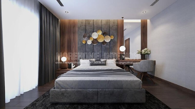 Gỗ ốp đầu giường ấn tượng với đường vân đẹp mắt cùng gam trầm tạo nên vẻ đẹp sang trọng cho phòng ngủ hiện đại. Thiết kế chung cư