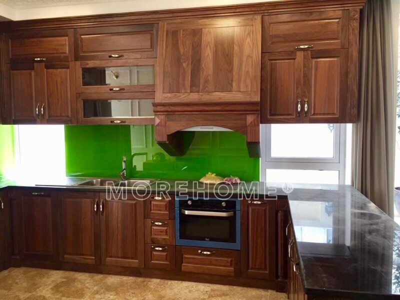 Morehome đã hoàn thiện tủ bếp tân cổ điển bằng gỗ tự nhiên tại biệt thự FLC ở Thanh Hóa.